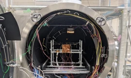 Vệ tinh NanoDragon trong buồng thử nghiệm Nhiệt chân không. Ảnh: Trung tâm Vũ trụ Việt Nam cung cấp.