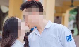 Một cặp đôi học sinh hôn nhau ngay giữa sân trường ở Hà Nội. 