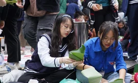 Trường học tổ chức lễ hội Xuân, gói bánh chưng tặng người nghèo