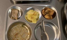 Suất ăn lèo tèo có giá 32.000 đồng: Nhà trường nói lỗi của nhân viên chia không đều