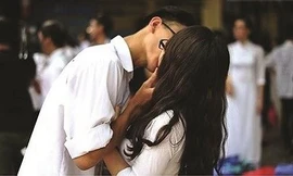 Phụ huynh nên làm gì khi con tìm hiểu chuyện 'người lớn'? 