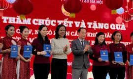 Hà Nội: Giáo viên có hoàn cảnh khó khăn được nhận quà Tết