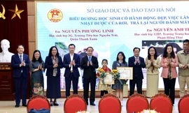 Hà Nội: Tuyên dương hai học sinh trả lại của rơi 