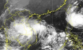 Áp thấp nhiệt đới đổ bộ đất liền Quảng Nam - Quảng Ngãi, mưa lớn kéo dài