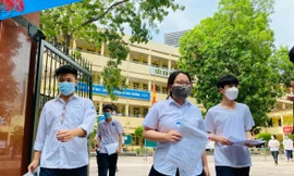 Thí sinh rời điểm thi sau khi kết thúc môn Ngoại ngữ tại điểm thi THPT Lê Quý Đôn, quận Đống Đa. 