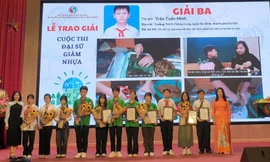 Học sinh đoạt giải Ba ‘Đại sứ giảm nhựa’ với đề tài tái chế chai nhựa