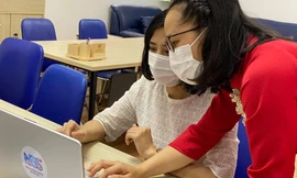 Phụ huynh được hướng dẫn đăng ký tuyển sinh đầu cấp trực tuyến. 