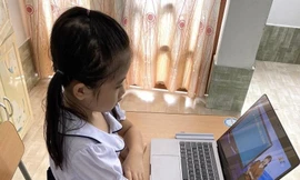 Việc cho học sinh lớp 1, 2 tới trường kiểm tra trực tiếp vẫn còn nhiều ý kiến khác nhau.