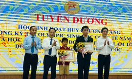 Hà Nội tuyên dương 2 học sinh có thành tích đặc biệt 