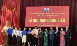 Lần đầu tiên, Trường THPT chuyên Hà Nội - Amsterdam kết nạp Đảng viên là học sinh