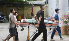 Nam sinh gặp tai nạn, nén đau đến điểm thi bằng cáng