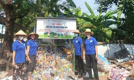 Giúp đỡ trẻ em, phụ nữ khó khăn từ giấy vụn, chai nhựa