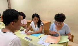 Phụ huynh nộp hồ sơ tuyển sinh lớp 6 tại Trường THCS – THPT Lương Thế Vinh năm 2019. 