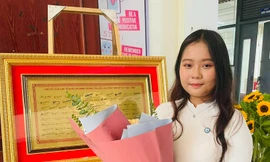 Thành tích ‘khủng’ của hai nữ sinh Trường Chuyên Hà Nội Amsterdam được kết nạp Đảng