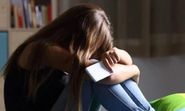 Cách nào giúp trẻ vượt qua trầm cảm tuổi học đường?