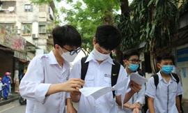 Thí sinh trao đổi sau giờ thi (ảnh: Như Ý)