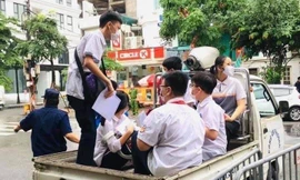 Nhầm điểm thi, 24 thí sinh được xe công vụ chở đi đúng giờ