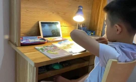 Cô trò “đánh vật” với học trực tuyến trong ngày học đầu tiên. 