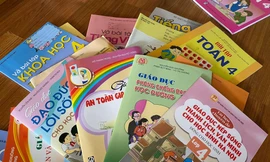 Sách giáo khoa 'lạc kèm bia': Bộ GD&ĐT chỉ thị khẩn điều gì?
