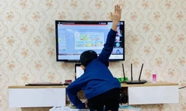 Một học sinh leo cả lên bàn trong giờ học trực tuyến. 