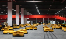 'Đột nhập' kho hàng dùng robot thay thế con người ở Hà Nội