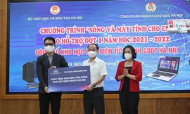 Hà Nội: Hàng nghìn học sinh nghèo được tặng máy tính học trực tuyến