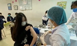 Học sinh THCS tại Hà Nội tiêm vắc xin phòng COVID-19. 