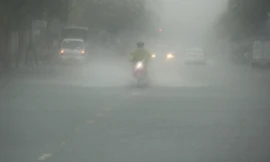 Miền Bắc mưa dông, miền Trung thời tiết rất xấu