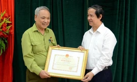 Cụ ông 82 tuổi nhận bằng khen của Bộ trưởng Bộ GD&ĐT