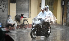 Vừa đón gió mùa vừa ảnh hưởng của bão, miền Bắc chuyển mưa lạnh