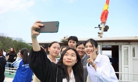 Sinh viên thủ khoa háo hức trải nghiệm đi tàu trên sông Hồng