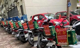 Giáo viên bất ngờ vì nhà trường 'bí mật' tặng quà Tết ở xe