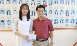 Phó hiệu trưởng Trường THPT Chuyên Hà Tĩnh thầy Phan Khắc Nghệ thưởng nóng 10 triệu đồng cho thủ khoa Khối B.