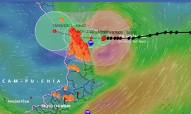 Bão Côn Sơn bắt đầu gây mưa lớn, gió giật mạnh trên đất liền. 
