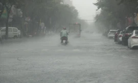 Do tốc độ di chuyển rất chậm nên bão Côn Sơn có thời gian quần thảo đất liền rất lâu. Trong ảnh là mưa lớn tại Đà Nẵng. Ảnh: Nguyễn Thành.