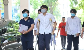 Hà Nội: Thí sinh mang bầu, thí sinh chống nạng dự thi