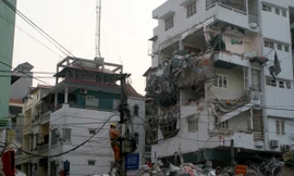 Hà Nội: Nhà năm tầng đổ làm sập siêu thị máy tính