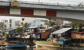 Khu 'ổ chuột' ven sông Sài Gòn