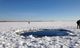 Một mảnh thiên thạch tạo ra một hố băng có đường kính 6m ở hồ Chebarkul