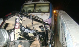 Tàu hỏa tông 6 xe ô tô: 2 người chết