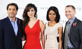 Từ phải qua Daniel Craig, Naomie Harris, Bérénice Marlohe và Javier Bardem tham gia “Bầu trời sụp đổ”. Ảnh: Reuters