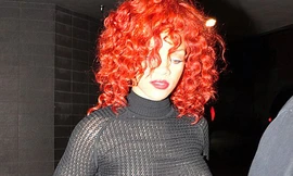 Rihanna lại 'quên' mặc áo ngực