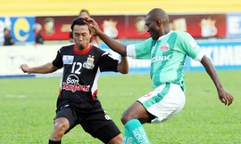 ĐT.LA (áo sẫm) bị Navibank SG chia điểm trên sân nhà Ảnh: Tường Vũ