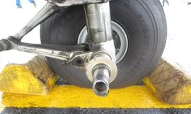 Máy bay rơi lốp hạ cánh an toàn là... điều kì diệu