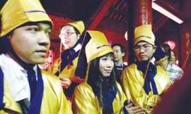 Du học sinh xuất sắc dâng hương tại Văn Miếu - Quốc Tử Giám. Ảnh: Hồng Vĩnh