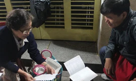 Bà cụ bán xôi mê học tiếng Anh