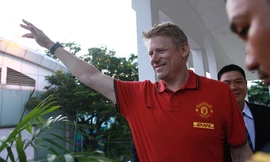 CĐV Việt Nam náo nhiệt cùng thủ môn huyền thoại Peter Schmeichel