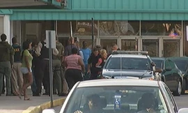 Hai cô gái đánh nhau, gần 300 người bị lôi kéo