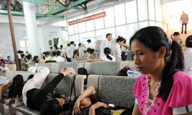 Quá tải ở Bệnh viện Nội tiết T.Ư. Ảnh: Hồng Vĩnh