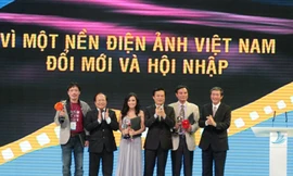 Vắng vàng, có 3 sen bạc